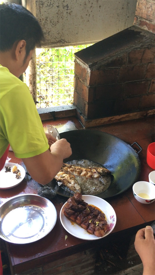 东莞大王洲岛自助柴火饭菜烹饪现场视频